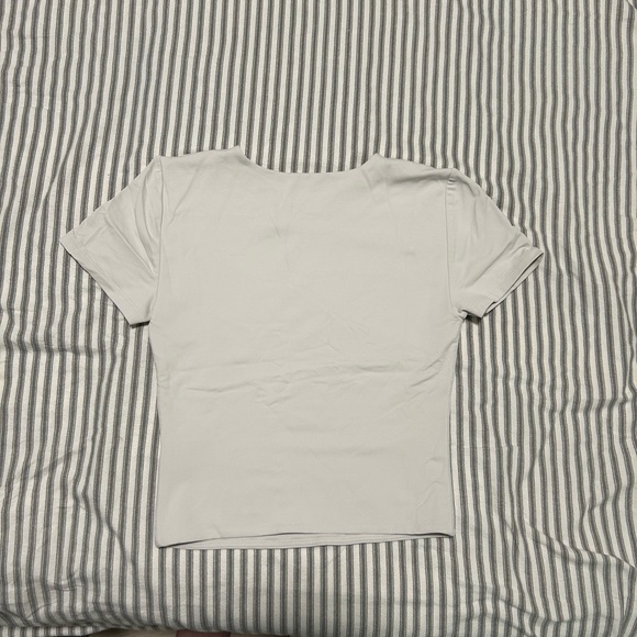 Aritzia Babaton Contour Crew T Shirt Sz M - Matte Pearl - Picture 3 of 3